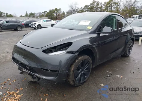 2025 Tesla Model Y Long Range Dual Motor Rear-Wheel Drive z USA, uszkodzony, nr VIN 7SAYGDED8SA375060
